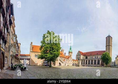 Braunschweig, Brunswick : Square Burgplatz, château de Dankwarderode, tour de la mairie, cathédrale de Brunswick FLTR in , Niedersachsen, basse-Saxe, Allemagne Banque D'Images