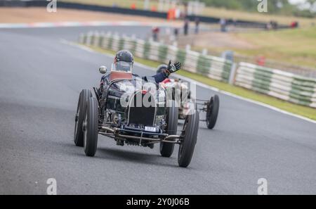 Le Vintage Sports car Club, V.S.C.C. course Day événement sur le circuit de course Mallory Park, Leicestershire, Angleterre, Royaume-Uni, août, 2023. Banque D'Images