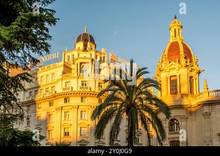 Le bâtiment Edificio Generali avec le dôme de l'Hôtel de ville de Valence, Plaza del Ayuntamiento, Valence, Espagne. Banque D'Images