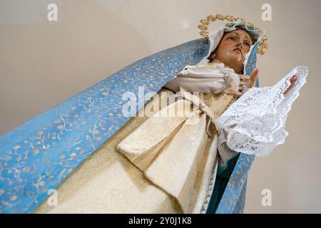 Statue de notre-Dame de Fatima à l'intérieur de l'église Oliveira à Lisbonne-Portugal. Banque D'Images