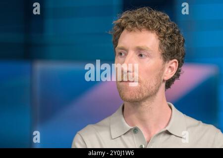 GER, Berlin, hart aber fair Polittalk, TV, format, mit Moderator - Louis Klamroth, Das Erste, Thema - Triumph für AFD und BSW - Wie veraendern diese Wahlen das Land Moderator - Louis Klamroth 02.09. 2024, *** GER, Berlin, hart aber fair Polittalk, TV, format, mit modérateur Louis Klamroth, Das Erste, Thema Triumph für AFD und BSW Wie veraendern diese Wahlen das Land modérateur Louis Klamroth 02 09 2024, Copyright : HMBxMedia/UwexKoch Banque D'Images