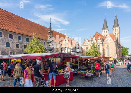 Braunschweig, Brunswick : Square Altstadtmarkt, House Gewandhaus, Church, Martini FLTR, Fountain Altstadtmarktbrunnen, marché hebdomadaire à , Niedersach Banque D'Images