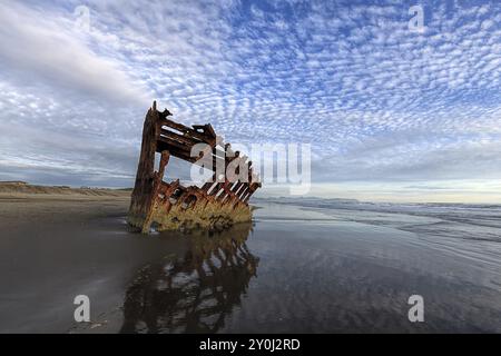 Le naufrage de Peter Iredale près d'Astoria Oregon pris près du coucher du soleil Banque D'Images