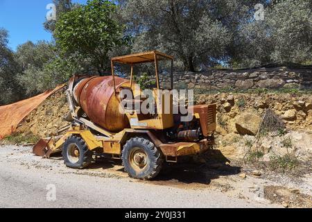 Machine de construction jaune rouillée avec l'aspect usé par la route dans un environnement ensoleillé, véhicule naufragé, Crète, îles grecques, Grèce, Europe Banque D'Images