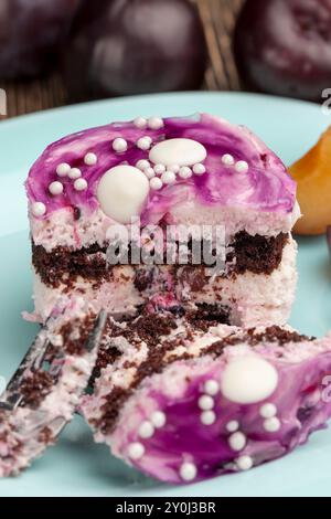 Délicieuse pâtisserie feuilletée avec biscuits au chocolat et saveur de baies, délicieuse pâtisserie avec crème au beurre et couche de fruits Banque D'Images