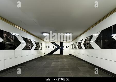 Perspective inconnue du couloir de la station de métro Berlin Anhalter Bahnhof avec l'entrée d'un ancien bunker Banque D'Images