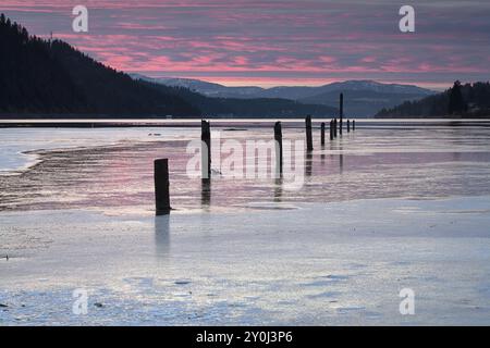 Par le lac partiellement gelé au coucher du soleil près de coeur d'Alene, Idaho Banque D'Images