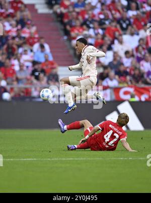 Attaque, action Ritsu Doan SC Freiburg SCF (42) contre Jamal Musiala FC Bayern Munich FCB (42) Allianz Arena, Munich, Bavière, Allemagne, Europe Banque D'Images