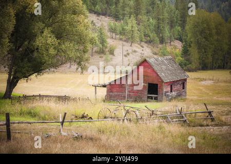 Une vieille grange rouge au milieu d'un pâturage ouvert à l'est de coeur d'Alene, Idaho Banque D'Images