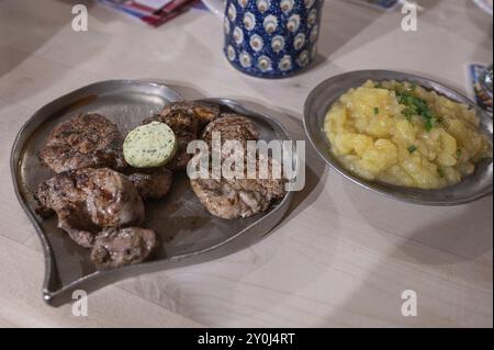 Steaks de porc rôtis à l'ail servis sur une assiette d'étain en forme de coeur, Nuremberg, moyenne Franconie, Bavière, Allemagne, Europe Banque D'Images