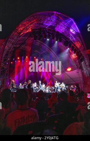 Grand concert sur une scène illuminée avec orchestre, entouré d'un public impressionné, Klostersommer, Calw Hirsau, Forêt Noire, Allemagne, Europe Banque D'Images