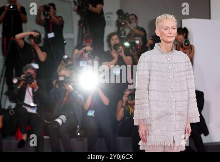 Venise, Italie. 2 septembre 2024. L'actrice Tilda Swinton pose pour une photo sur le tapis rouge avant la première du film 'The Room Next Door' lors du 81e Festival du film de Venise à Venise, en Italie, le 2 septembre 2024. Crédit : Li Jing/Xinhua/Alamy Live News Banque D'Images