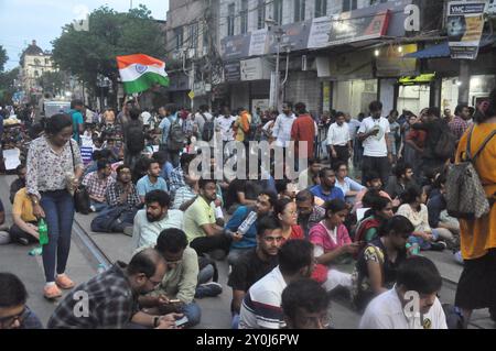 Médecins en formation protestant dans la campagne de Lalbazar. Lundi, il y a eu une série de pourparlers avec les fonctionnaires de police devant le siège de la police de Kolkata à Lalbazar. Sandeep Ghosh a été arrêté par le CBI ! CBI a arrêté l'ancien mandant de RG Tax. Parmi les médecins en formation assis dans les rues de Lalbazar. Le slogan a été soulevé. Cette fois-ci finira l'expédition? Au moins à partir d'aujourd'hui ? En entendant ça, un docteur en chef lui a recourbé les lèvres. Expliqué, il n'y a aucun doute. Les manifestants ont dit à l'unisson : « L'arrestation de Sandeep sir est comme une victoire morale pour nous. Mais Vineet Goel doit marcher Banque D'Images