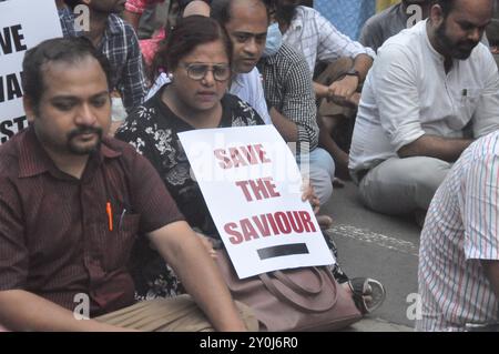 Médecins en formation protestant dans la campagne de Lalbazar. Lundi, il y a eu une série de pourparlers avec les fonctionnaires de police devant le siège de la police de Kolkata à Lalbazar. Sandeep Ghosh a été arrêté par le CBI ! CBI a arrêté l'ancien mandant de RG Tax. Parmi les médecins en formation assis dans les rues de Lalbazar. Le slogan a été soulevé. Cette fois-ci finira l'expédition? Au moins à partir d'aujourd'hui ? En entendant ça, un docteur en chef lui a recourbé les lèvres. Expliqué, il n'y a aucun doute. Les manifestants ont dit à l'unisson : « L'arrestation de Sandeep sir est comme une victoire morale pour nous. Mais Vineet Goel doit marcher Banque D'Images