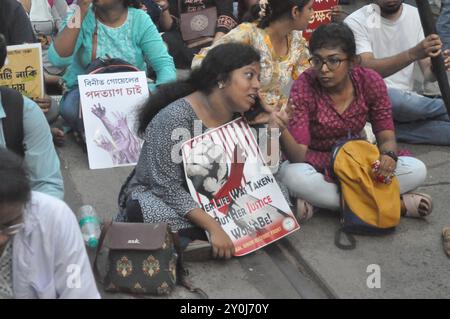 Médecins en formation protestant dans la campagne de Lalbazar. Lundi, il y a eu une série de pourparlers avec les fonctionnaires de police devant le siège de la police de Kolkata à Lalbazar. Sandeep Ghosh a été arrêté par le CBI ! CBI a arrêté l'ancien mandant de RG Tax. Parmi les médecins en formation assis dans les rues de Lalbazar. Le slogan a été soulevé. Cette fois-ci finira l'expédition? Au moins à partir d'aujourd'hui ? En entendant ça, un docteur en chef lui a recourbé les lèvres. Expliqué, il n'y a aucun doute. Les manifestants ont dit à l'unisson : « L'arrestation de Sandeep sir est comme une victoire morale pour nous. Mais Vineet Goel doit marcher Banque D'Images