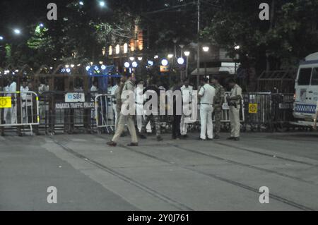 Kolkata, Inde. 02 septembre 2024. Les médecins en formation disent que le CBI devrait enquêter rapidement. Trouvez les coupables. La demande n'en est qu'une - la demande de justice. En outre, le commissaire de police de Kolkata doit démissionner. En plus des bannières et des affiches des médecins, des slogans ont été dressés. Quand le slogan a été lancé "la police est à vous, dites des mensonges!" (Photo par Anubrata Mondal/Pacific Press) crédit : Pacific Press Media production Corp./Alamy Live News Banque D'Images