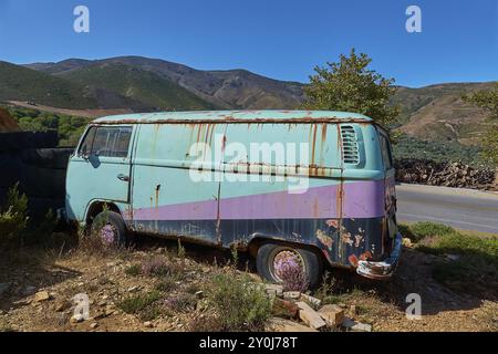 Vieux van rouillé dans le paysage vallonné sous un ciel bleu vif, véhicule naufragé, Crète, Îles grecques, Grèce, Europe Banque D'Images