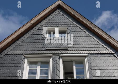 Le sommet d'une maison avec un toit en ardoise et des fenêtres blanches sous un ciel bleu, Essen, Lac Baldeney, Rhénanie du Nord-Westphalie, Allemagne, Europe Banque D'Images