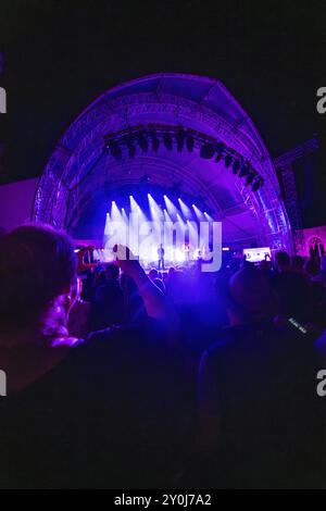 Concert de nuit avec un éclairage de scène fort et un public enthousiaste devant la scène, Klostersommer, Calw Hirsau, Forêt Noire, Allemagne, Europe Banque D'Images