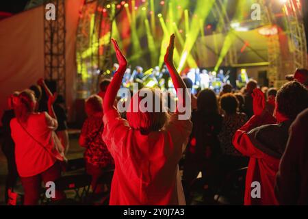 Le public d'un concert applaudit avec enthousiasme tandis que la scène est baignée de lumière vive, Klostersommer, Calw Hirsau, Forêt Noire, Allemagne, Europe Banque D'Images