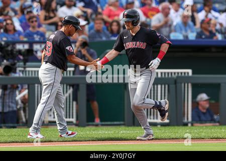 Kansas City, Missouri, États-Unis. 2 septembre 2024. Lane Thomas (8), le joueur de terrain des Cleveland Guardians, est félicité par Rouglas Odor (53), troisième base des Cleveland Guardians et entraîneur de terrain, lors de son double circuit de retour à domicile lors de la cinquième manche au Kauffman Stadium de Kansas City, Missouri. David Smith/CSM/Alamy Live News Banque D'Images