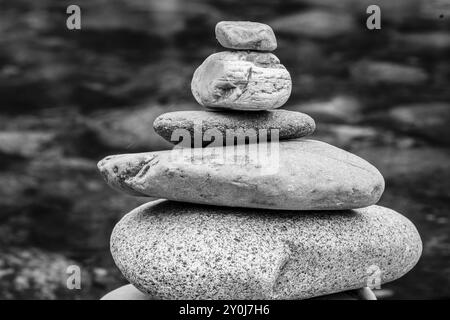 Une image en noir et blanc d'un cairn de roche bien équilibré Banque D'Images