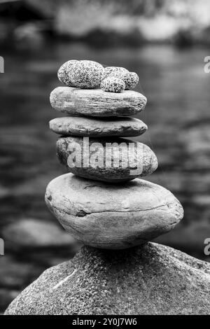 Une image en noir et blanc d'un cairn de roche bien équilibré Banque D'Images