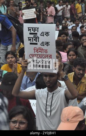 Kolkata, Bengale occidental, Inde. 2 septembre 2024. Médecins en formation protestant dans la campagne de Lalbazar. Lundi, il y a eu une série de pourparlers avec les fonctionnaires de police devant le siège de la police de Kolkata à Lalbazar. Sandeep Ghosh a été arrêté par le CBI ! CBI a arrêté l'ancien mandant de RG Tax. Parmi les médecins en formation assis dans les rues de Lalbazar. Le slogan a été soulevé. Cette fois-ci finira l'expédition ? Au moins à partir d'aujourd'hui ? En entendant ça, un docteur en chef lui a recourbé les lèvres. Expliqué, il n'y a aucun doute. Les manifestants ont dit à l'unisson, ''L'arrestation de Sandeep sir est comme Banque D'Images