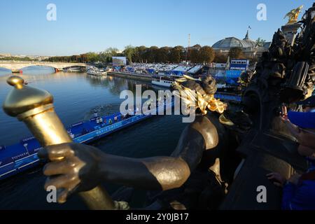 Paris, France. 2 septembre 2024. Vue générale Triathlon : lors des Jeux Paralympiques de Paris 2024 au Pont Alexandre à Paris, France . Crédit : AFLO SPORT/Alamy Live News Banque D'Images