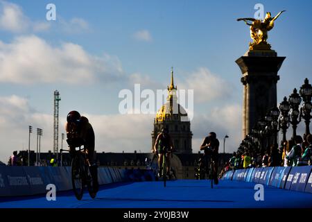 Paris, France. 2 septembre 2024. Vue générale Triathlon : lors des Jeux Paralympiques de Paris 2024 au Pont Alexandre à Paris, France . Crédit : AFLO SPORT/Alamy Live News Banque D'Images
