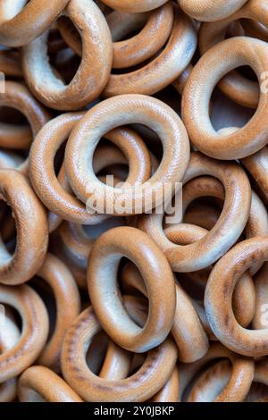 bagels à base de farine solide, bagels secs de petite taille, dessert frais non sucré pour le thé Banque D'Images