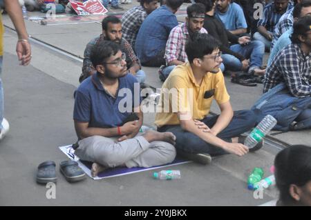 Kolkata, Bengale occidental, Inde. 2 septembre 2024. Médecins en formation protestant dans la campagne de Lalbazar. Lundi, il y a eu une série de pourparlers avec les fonctionnaires de police devant le siège de la police de Kolkata à Lalbazar. Sandeep Ghosh a été arrêté par le CBI ! CBI a arrêté l'ancien mandant de RG Tax. Parmi les médecins en formation assis dans les rues de Lalbazar. Le slogan a été soulevé. Cette fois-ci finira l'expédition ? Au moins à partir d'aujourd'hui ? En entendant ça, un docteur en chef lui a recourbé les lèvres. Expliqué, il n'y a aucun doute. Les manifestants ont dit à l'unisson, ''L'arrestation de Sandeep sir est comme Banque D'Images