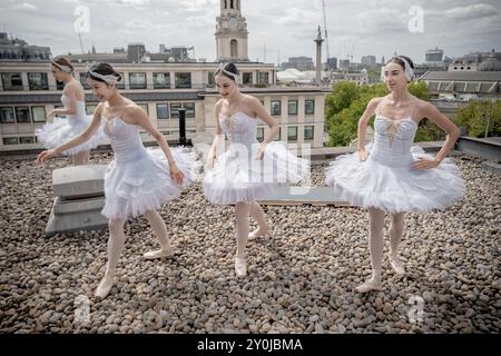 Les cygnets du Ballet de Géorgie posent pour des photos avant leur production somptueuse de deux semaines de Swan Lake au London Coliseum, au Royaume-Uni. Banque D'Images