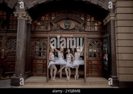 Les cygnets du Ballet de Géorgie posent pour des photos avant leur production somptueuse de deux semaines de Swan Lake au London Coliseum, au Royaume-Uni. Banque D'Images