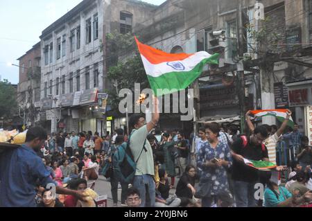 Kolkata, Bengale occidental, Inde. 2 septembre 2024. Médecins en formation protestant dans la campagne de Lalbazar. Lundi, il y a eu une série de pourparlers avec les fonctionnaires de police devant le siège de la police de Kolkata à Lalbazar. Sandeep Ghosh a été arrêté par le CBI ! CBI a arrêté l'ancien mandant de RG Tax. Parmi les médecins en formation assis dans les rues de Lalbazar. Le slogan a été soulevé. Cette fois-ci finira l'expédition ? Au moins à partir d'aujourd'hui ? En entendant ça, un docteur en chef lui a recourbé les lèvres. Expliqué, il n'y a aucun doute. Les manifestants ont dit à l'unisson, ''L'arrestation de Sandeep sir est comme Banque D'Images