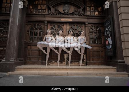 Les cygnets du Ballet de Géorgie posent pour des photos avant leur production somptueuse de deux semaines de Swan Lake au London Coliseum, au Royaume-Uni. Banque D'Images