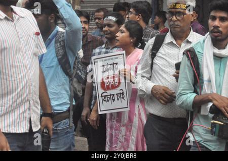 Kolkata, Bengale occidental, Inde. 2 septembre 2024. Médecins en formation protestant dans la campagne de Lalbazar. Lundi, il y a eu une série de pourparlers avec les fonctionnaires de police devant le siège de la police de Kolkata à Lalbazar. Sandeep Ghosh a été arrêté par le CBI ! CBI a arrêté l'ancien mandant de RG Tax. Parmi les médecins en formation assis dans les rues de Lalbazar. Le slogan a été soulevé. Cette fois-ci finira l'expédition ? Au moins à partir d'aujourd'hui ? En entendant ça, un docteur en chef lui a recourbé les lèvres. Expliqué, il n'y a aucun doute. Les manifestants ont dit à l'unisson, ''L'arrestation de Sandeep sir est comme Banque D'Images