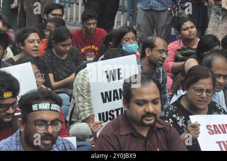 Kolkata, Bengale occidental, Inde. 2 septembre 2024. Médecins en formation protestant dans la campagne de Lalbazar. Lundi, il y a eu une série de pourparlers avec les fonctionnaires de police devant le siège de la police de Kolkata à Lalbazar. Sandeep Ghosh a été arrêté par le CBI ! CBI a arrêté l'ancien mandant de RG Tax. Parmi les médecins en formation assis dans les rues de Lalbazar. Le slogan a été soulevé. Cette fois-ci finira l'expédition ? Au moins à partir d'aujourd'hui ? En entendant ça, un docteur en chef lui a recourbé les lèvres. Expliqué, il n'y a aucun doute. Les manifestants ont dit à l'unisson, ''L'arrestation de Sandeep sir est comme Banque D'Images