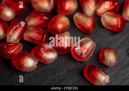 Grenade mûre avec des grains rouges pour le dessert, cuisson en utilisant des aliments végétaux de grenade Banque D'Images