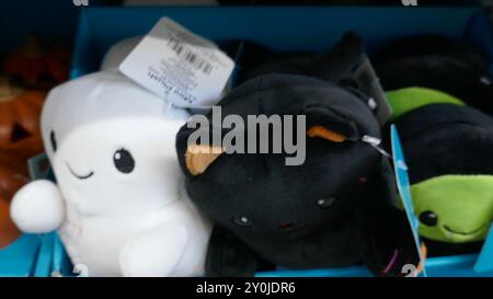 Los Angeles, Californie, États-Unis 2 septembre 2024 jouets en peluche fantôme et chat noir avec décorations d'Halloween en vente le 2 septembre 2024 à Los Angeles, Californie, États-Unis. Photo de Barry King/Alamy Stock photo Banque D'Images