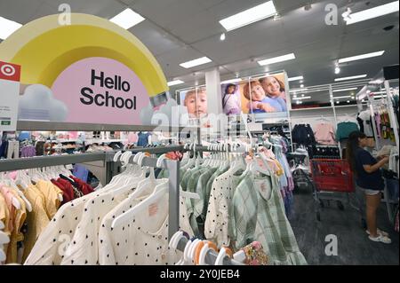 New York, États-Unis. 02 septembre 2024. Magasins de détail Target exposant des vêtements pour enfants quelques jours avant le début de la nouvelle année scolaire, New York, NY, le 2 septembre 2024. Le premier jour de l'année scolaire publique de New York 2024-2025 commence le jeudi 5 septembre 2024. (Photo par Anthony Behar/Sipa USA) crédit : Sipa USA/Alamy Live News Banque D'Images