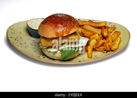 Hamburger de poulet savoureux avec des frites isolées sur fond blanc. Banque D'Images