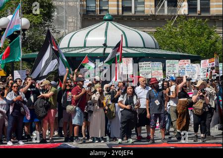 New York, États-Unis. 02 septembre 2024. NEW YORK, NEW YORK - 2 SEPTEMBRE : des pro-Palestiniens portant des drapeaux, des pancartes et des banderoles se rassemblent pour manifester en soutien à Gaza, à Washington Square Park le 2 septembre 2024 à New York. La manifestation a eu lieu un jour après un rassemblement à Central Park pour pleurer le meurtre par le Hamas de six otages israéliens à Gaza. Les manifestants ont appelé à anéantir l'État d'Israël. Crédit : Ron Adar/Alamy Live News Banque D'Images