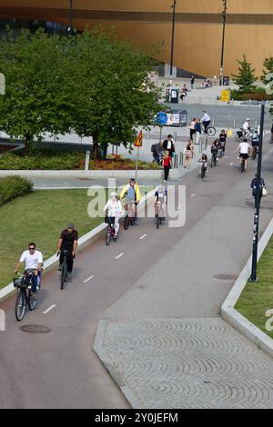 Les pistes cyclables du centre d'Helsinki, en face de la nouvelle bibliothèque publique et du musée d'art Kiasma, en Finlande Banque D'Images