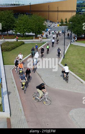 Les pistes cyclables du centre d'Helsinki, en face de la nouvelle bibliothèque publique et du musée d'art Kiasma, en Finlande Banque D'Images