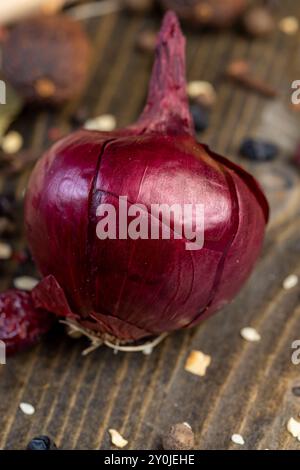 Bulbe d'oignon et autres épices sur la table tout en cuisinant des plats dans la cuisine de l'Europe de l'est, un mélange d'épices et de têtes d'oignon sur la table Banque D'Images