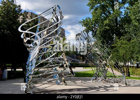 Mémorial à l'ancien président Mauno Koivisto, sculpture de Välittäjä (le Médiateur), centre d'Helsinki, Finlande, août 2024 Banque D'Images