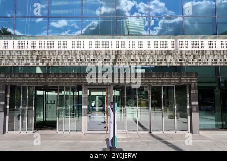 Entrée principale du Musiikkitalo, un lieu de concert et d'événement sur Mannerheimintie dans le centre d'Helsinki, Finlande août 2024 Banque D'Images