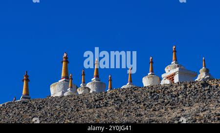 Beaucoup de stupas blancs dans une rangée sur une montagne avec le ciel bleu en arrière-plan Banque D'Images