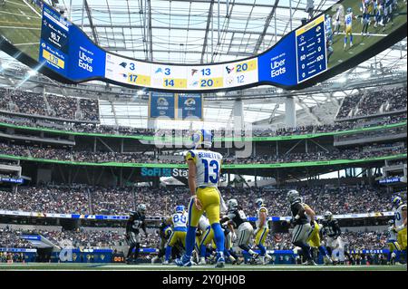 Le quarterback des Rams de Los Angeles, Stetson Bennett (13 ans), lors d'un match de pré-saison de la NFL, le dimanche 11 août 2024, à Inglewood, Etalonnage Les Los Angeles Rams Defe Banque D'Images